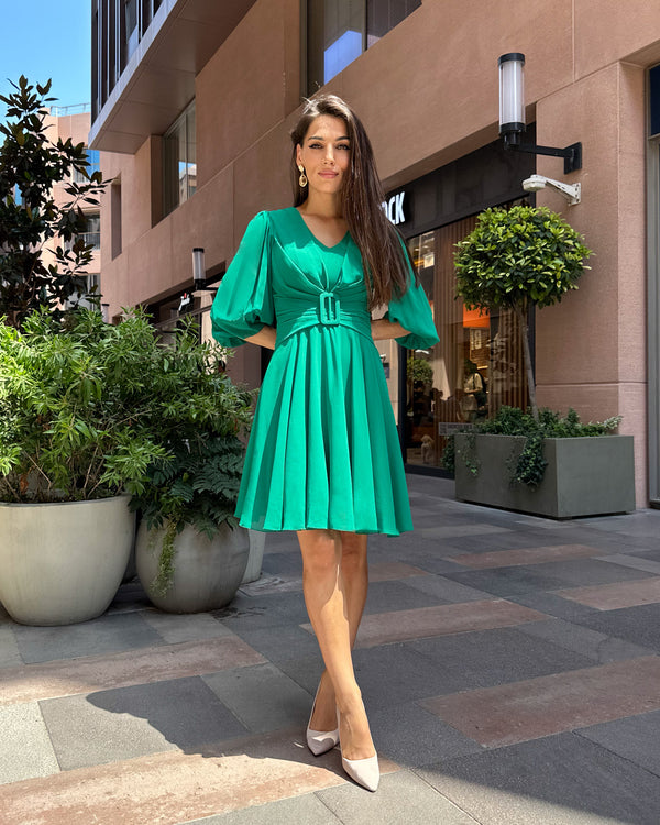 Elegant green dress with sleeves